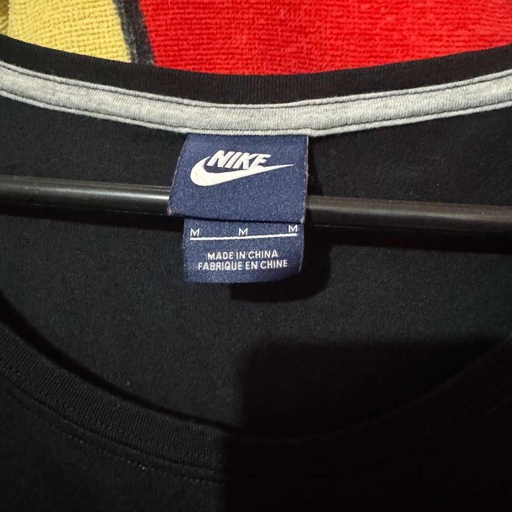 Nike Men's Black Tee with Subtle Logo - Picture 4 of 4